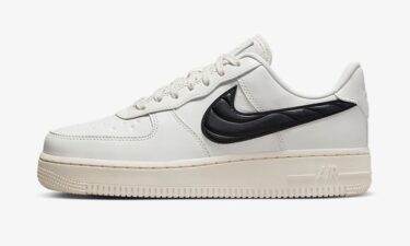 海外 11/7 発売予定！ナイキ エア フォース 1 07 ロー “キルティングスウッシュ/ファントム/ブラック” (NIKE AIR FORCE 1 07 LOW “Quilted Swoosh/Phantom/Black”) [FV1182-001]