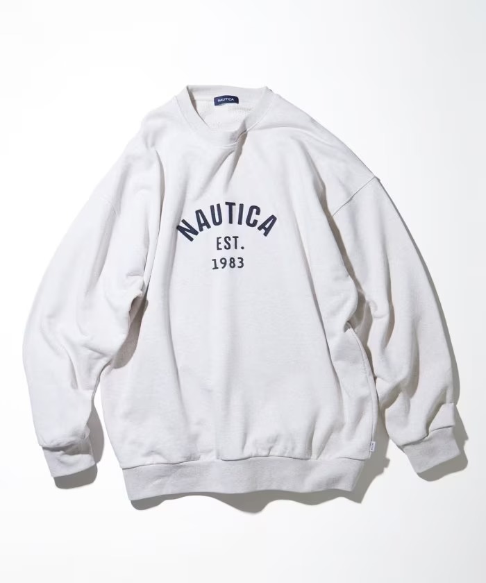 「NAUTICA/ノーティカ」から象徴的なフェルトアーチロゴを配置した”Felt Patch Arch Logo Crewneck Sweatshirt”が発売！