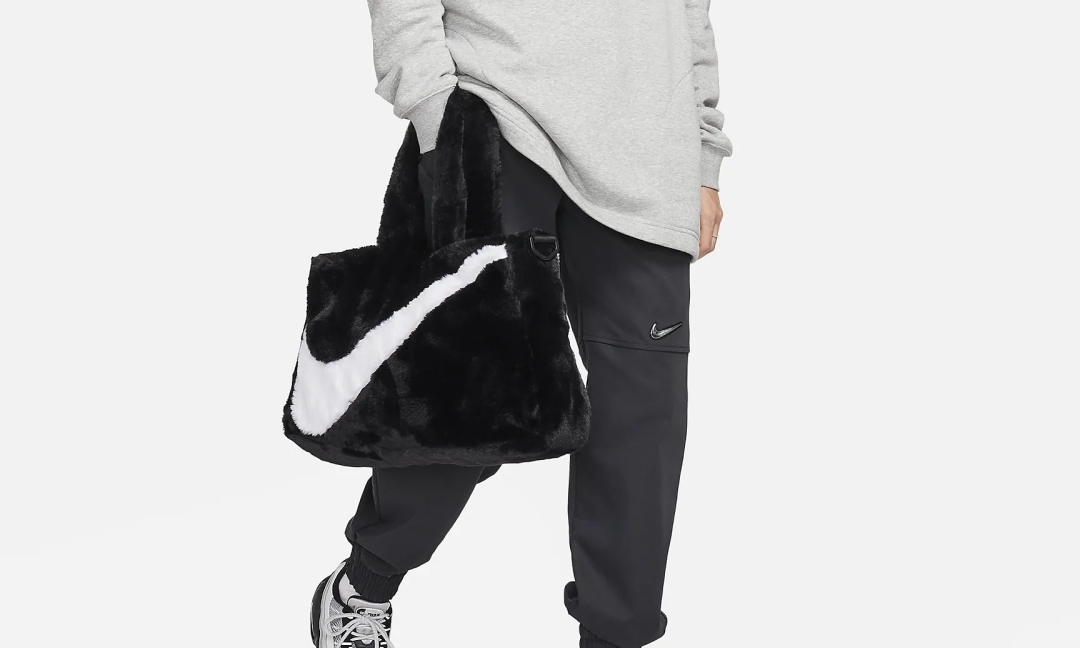 スウッシュを大胆に配置した「ナイキ スポーツウェア フェイクファートート "Black/White"」 (NIKE NSW Faux Fur Tote) [FB3050-010]