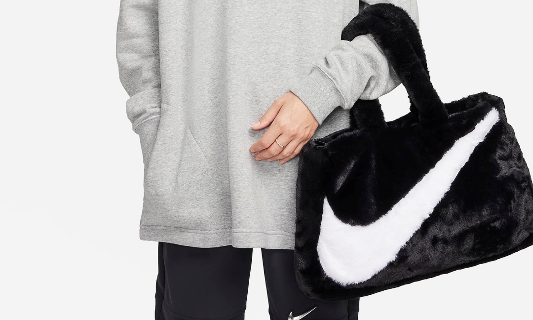 【国内 10/23 発売】スウッシュを大胆に配置した「ナイキ スポーツウェア フェイクファートート “Black/White”」 (NIKE NSW Faux Fur Tote) [FB3050-010]