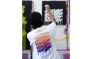 ニューヨークのグラフィックアーティスト「Ricardo Gonzalez」の「IT'S A LIVING」× XLARGE 2023 コラボが10/21 発売 (エクストララージ リカルド・ゴンザレス イッツ ア リヴィング)
