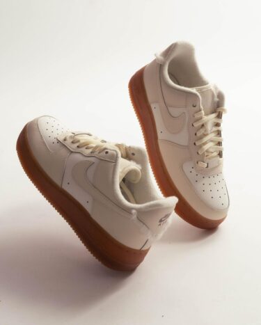 海外発売！ナイキ ウィメンズ エア フォース 1 07 ロー LX “ブローグ フェイクファー” (NIKE WMNS AIR FORCE 1 07 LOW LX “Brogue Faux Fur”) [FV3701-119]