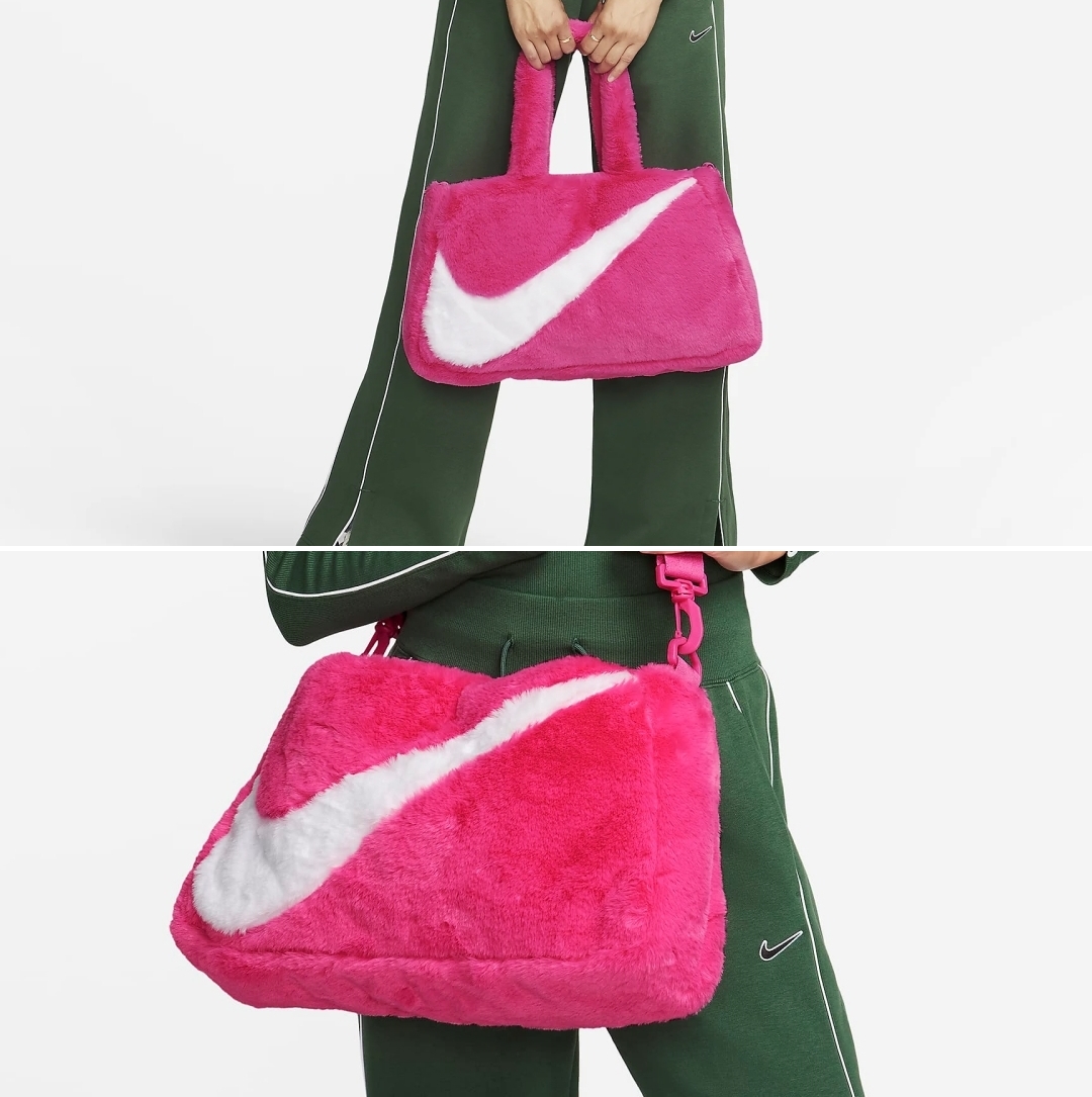 スウッシュを大胆に配置した「ナイキ スポーツウェア フェイクファートート “Laser Fuchsia”」 (NIKE NSW Faux Fur Tote) [FB3050-617]