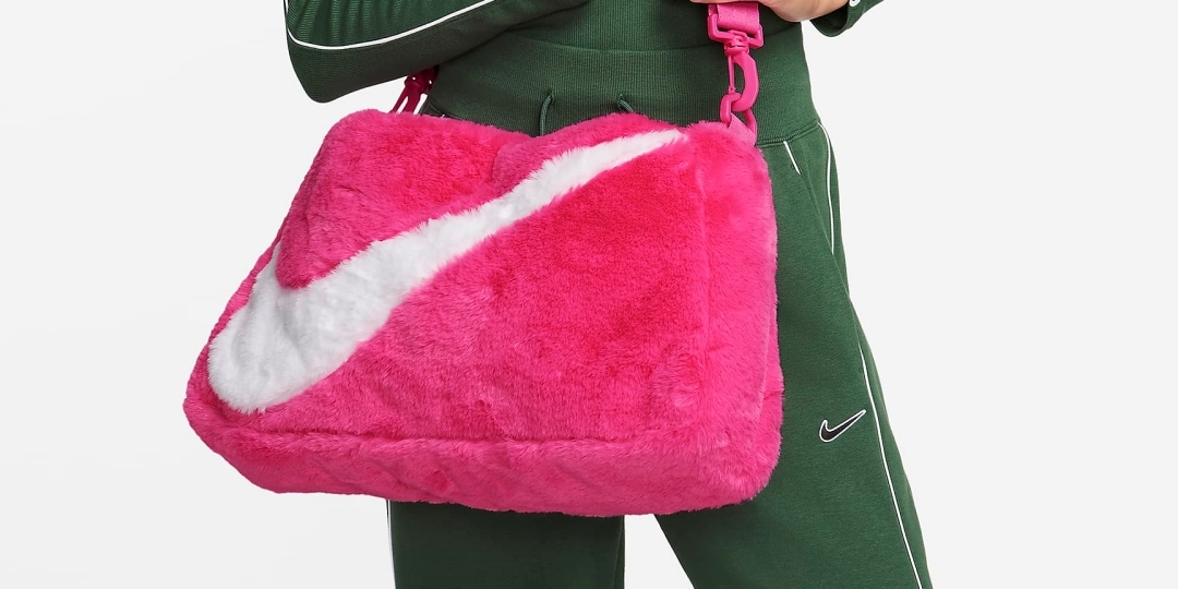 スウッシュを大胆に配置した「ナイキ スポーツウェア フェイクファートート “Laser Fuchsia”」 (NIKE NSW Faux Fur Tote) [FB3050-617]