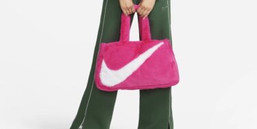 スウッシュを大胆に配置した「ナイキ スポーツウェア フェイクファートート “Laser Fuchsia”」 (NIKE NSW Faux Fur Tote) [FB3050-617]