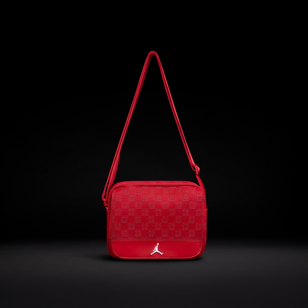 23のレッドカラーモノグラムを基調とした「JORDAN BRAND MONOGRAM BAG