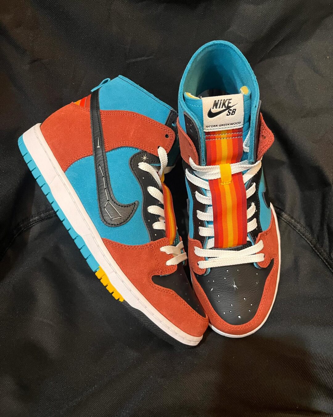 【2024年 6/1 発売】DiOrr Greenwood x NIKE SB DUNK HIGH (ディオール グリーンウッド ナイキ SB ダンク ハイ) [FQ1775-400]