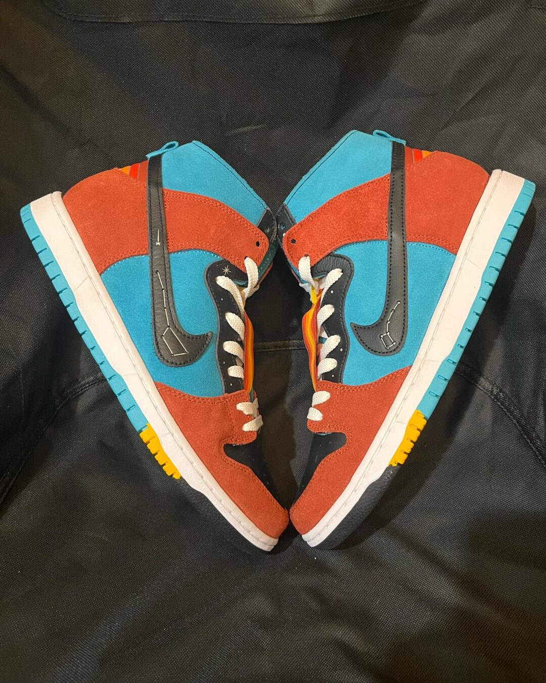 【2024年 6/1 発売】DiOrr Greenwood x NIKE SB DUNK HIGH (ディオール グリーンウッド ナイキ SB ダンク ハイ) [FQ1775-400]