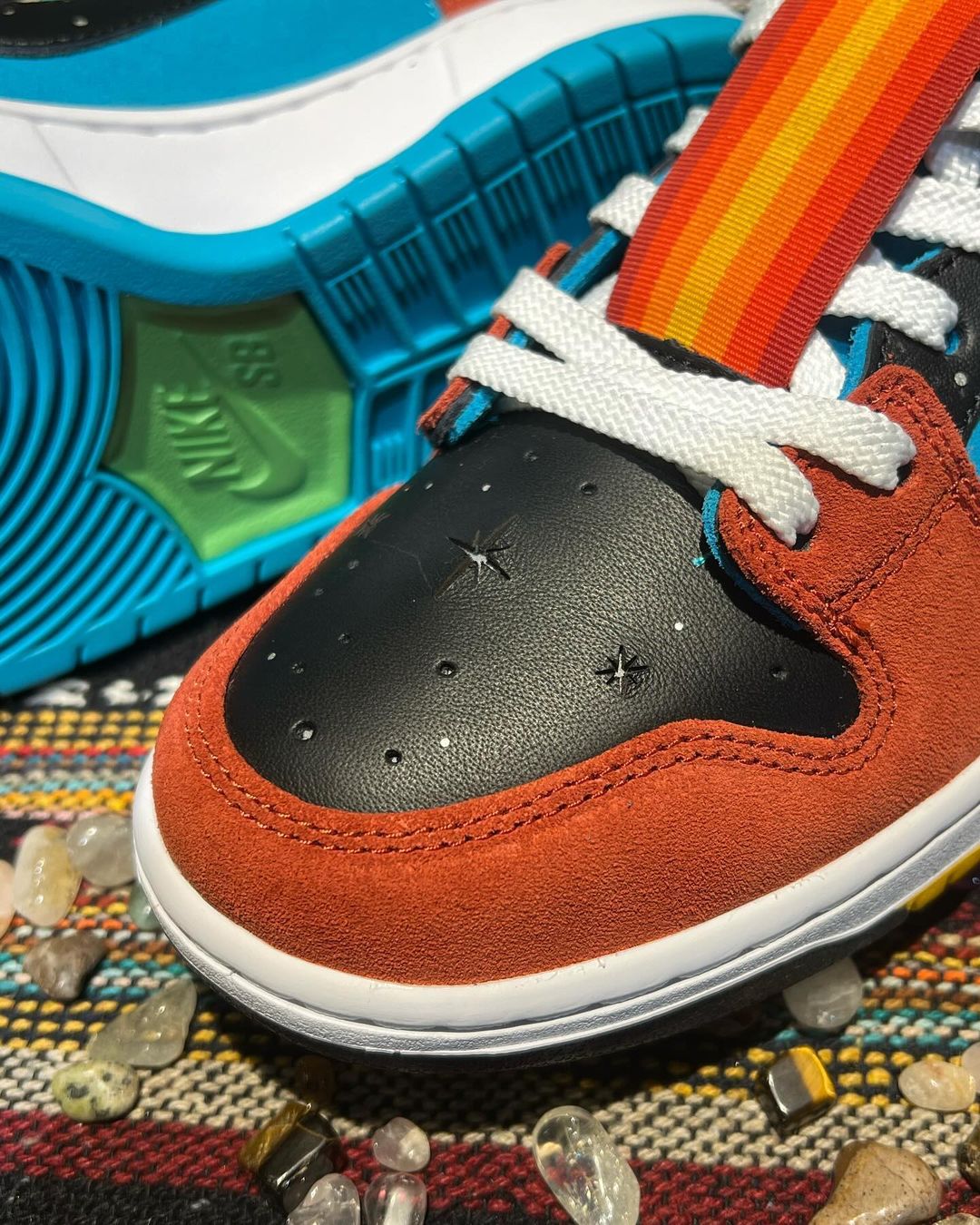 【2024年 6/1 発売】DiOrr Greenwood x NIKE SB DUNK HIGH (ディオール グリーンウッド ナイキ SB ダンク ハイ) [FQ1775-400]