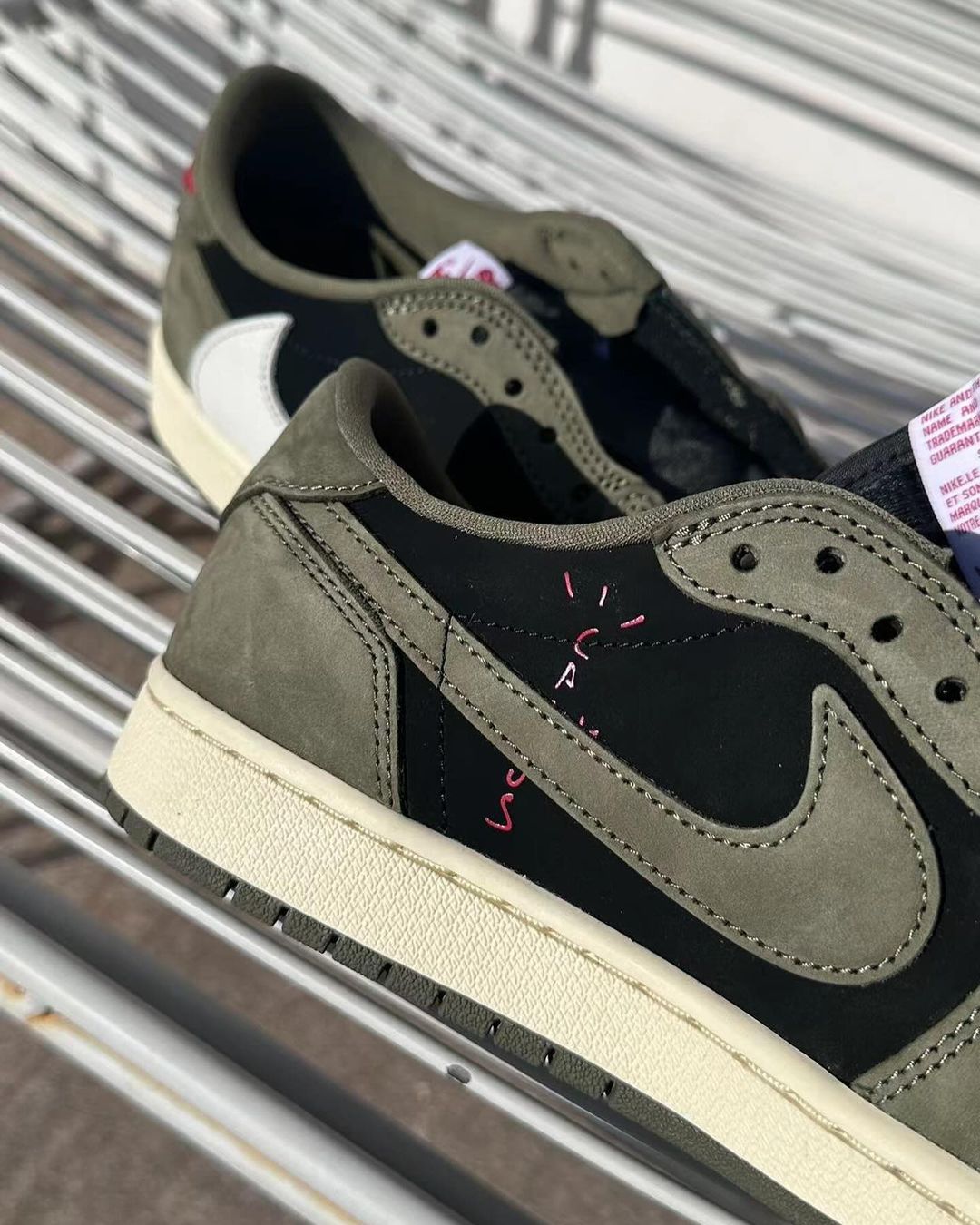 2024年 9/12 発売予定！トラビス・スコット × ナイキ エア ジョーダン 1 ロー OG “ブラック/オリーブ” (TRAVIS SCOTT NIKE AIR JORDAN 1 LOW OG “Black/Olive”) [DM7866-002]