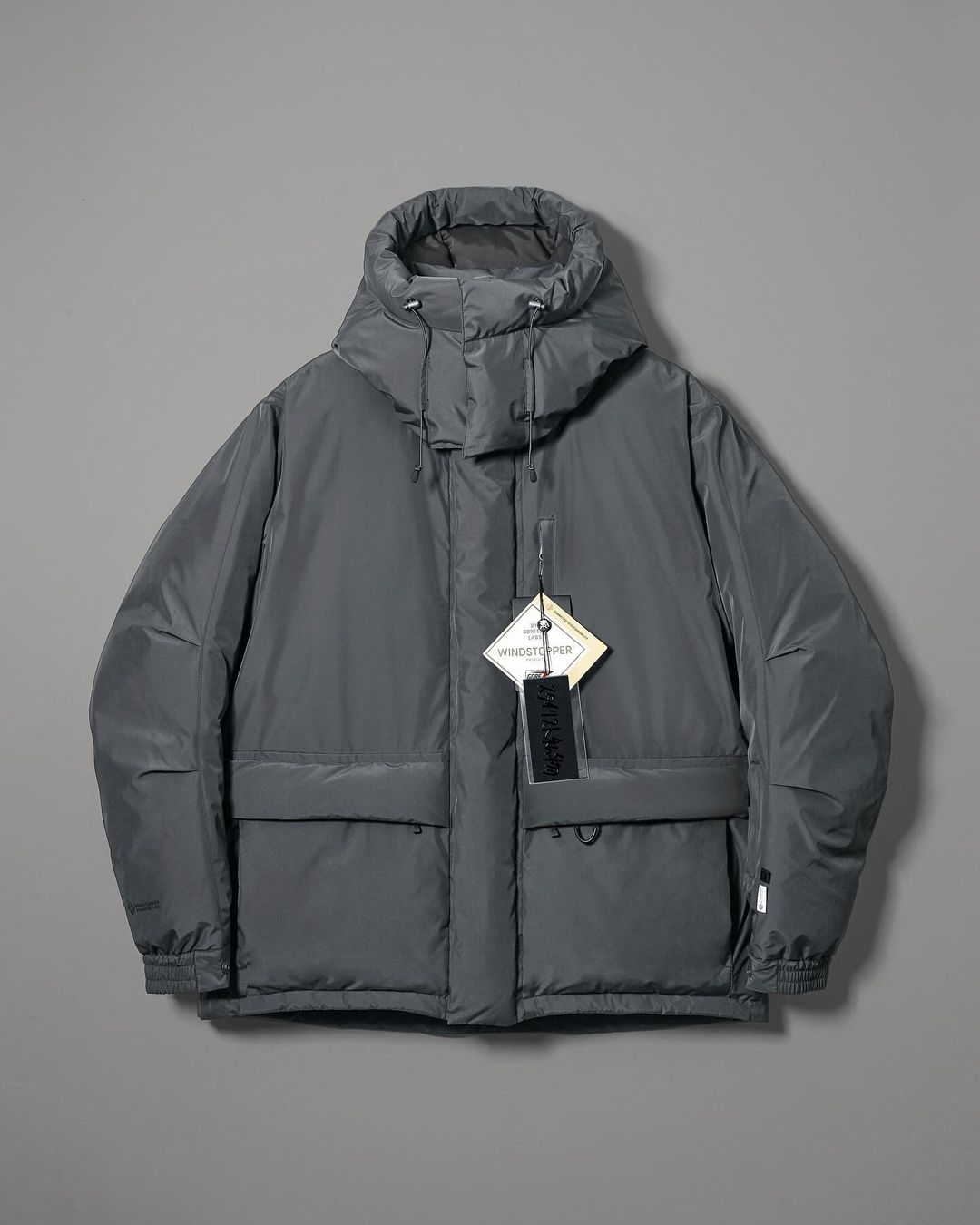 DAIWA PIER39 × スタイリスト私物 コラボ初のダウンジャケット「GORE-TEX WINDSTOPPER® EXPEDITION DOWN JACKET "ICON GRAY"」が11/23から抽選販売 (Stylist Shibutsu ダイワピア 39)