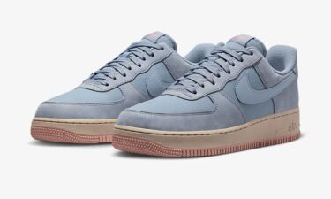 【国内 2024年 1/1 発売】ナイキ エア フォース 1 07 ロー LX “アシェンスレート/レッドスターダスト” (NIKE AIR FORCE 1 07 LOW LX “Ashen Slate/Red Stardust”) [FB8876-400]