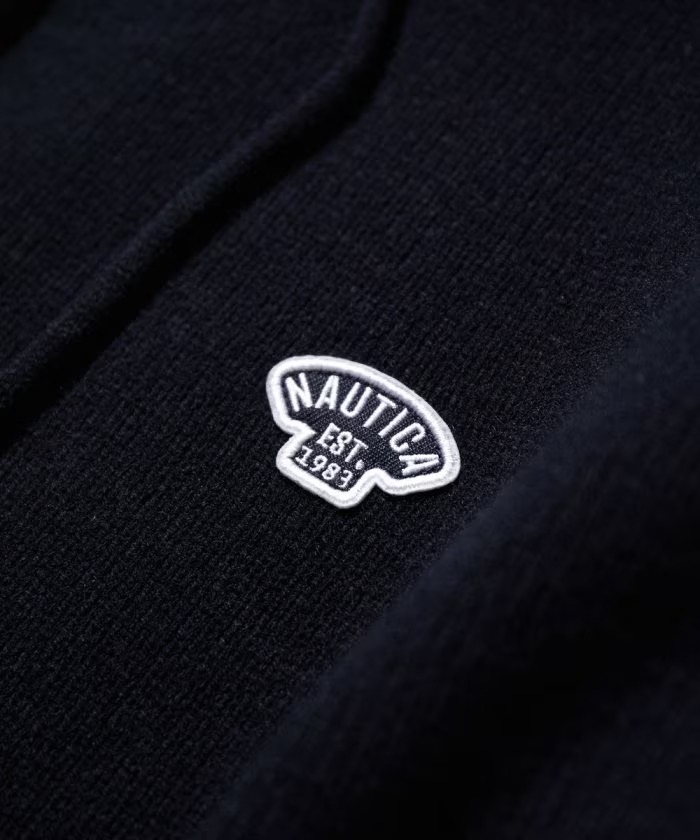 「NAUTICA/ノーティカ」からワンポイントアーチロゴのフーディ ”Small Patch Logo Hoodie Sweater”が発売！