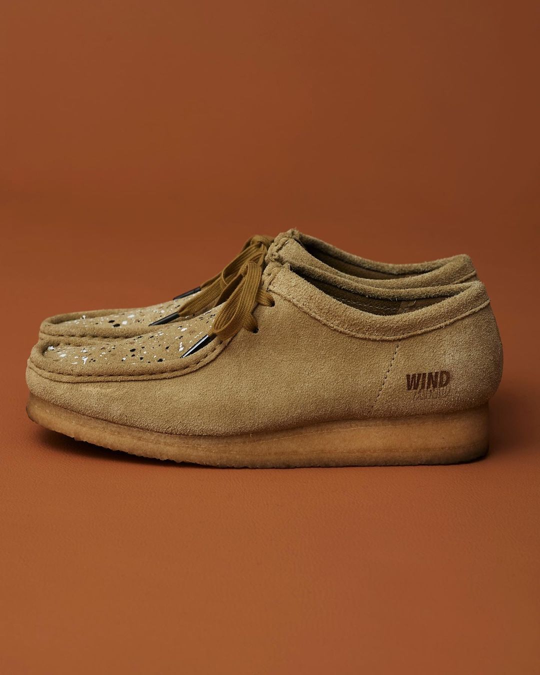 【国内 11/18 発売】CLARKS ORIGINALS WALLABEE WIND AND SEA ATMOS (ウィンダンシー アトモス クラークス ワラビー)