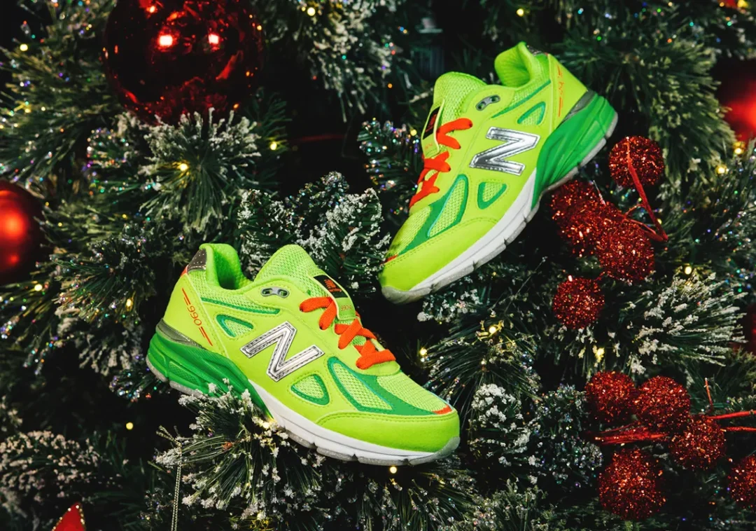 海外 11/27 発売！DTLR x New Balance 990v4 “Festive/Neon Yallow/Red” (ニューバランス)