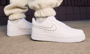 海外発売！ナイキ ウィメンズ エア フォース 1 07 ロー “シルバースタッドスウッシュ” (NIKE WMNS AIR FORCE 1 07 LOW “Silver Studded Swoosh”) [FQ8887-100]