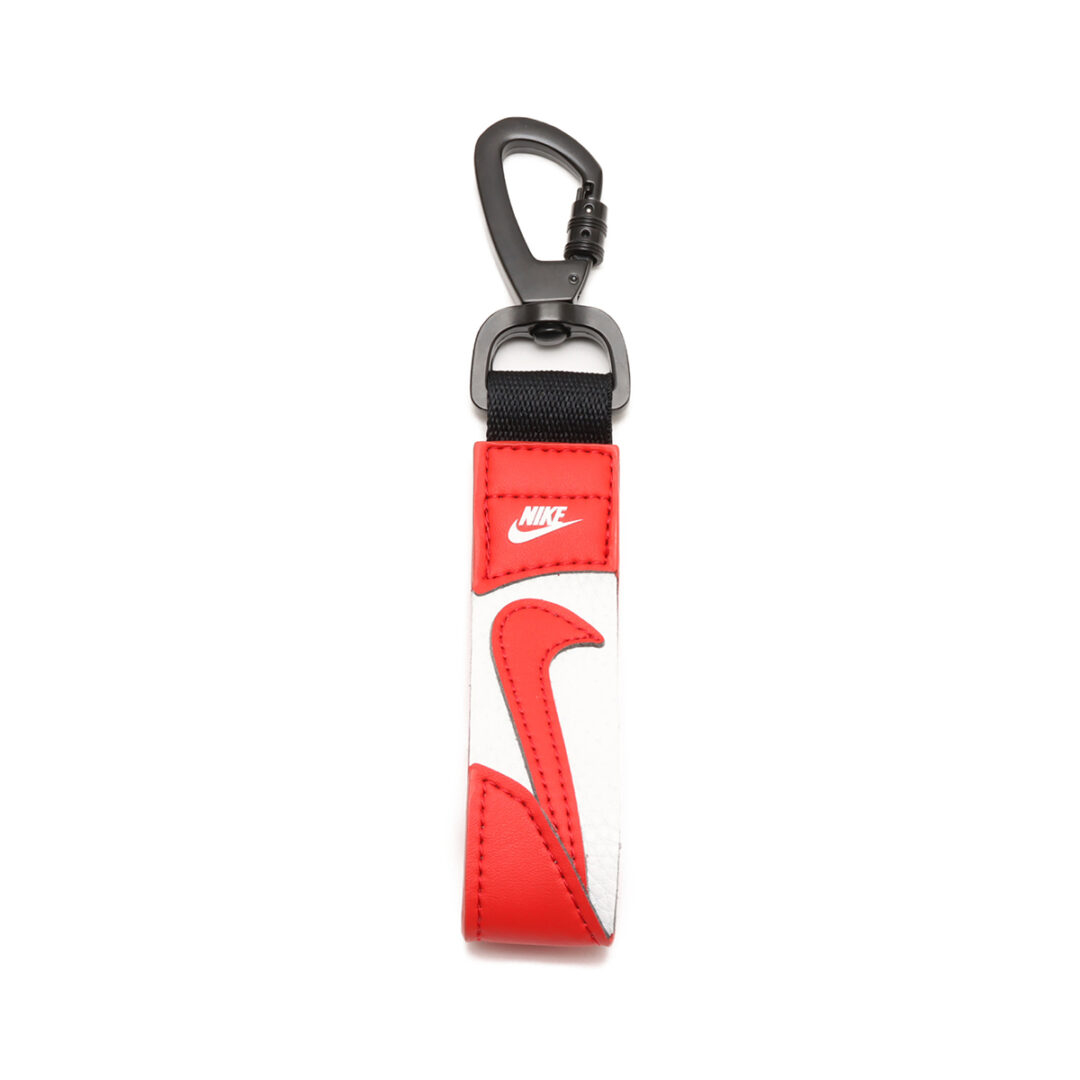 スウッシュ」のデザインをほどこしたキーホルダー「NIKE SWOOSH KEY