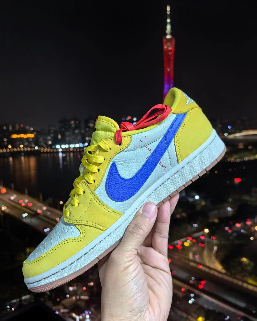 【2024年 5/25 発売】トラビス・スコット × ナイキ ウィメンズ エア ジョーダン 1 ロー OG SP “カナリアイエロー” (TRAVIS SCOTT NIKE WMNS AIR JORDAN 1 LOW OG SP “Canary”) [DZ4137-700]
