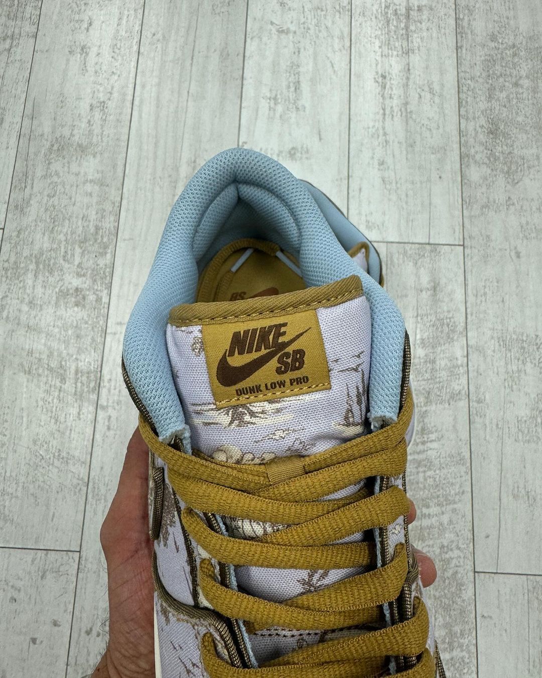 【2024年 5/17 発売】NIKE SB DUNK LOW PRO PREMIUM “Football Grey/Coconut Milk” (ナイキ エスビー ダンク ロー プロ プレミアム “フットボールグレー/ココナッツミルク”) [FN5880-001]