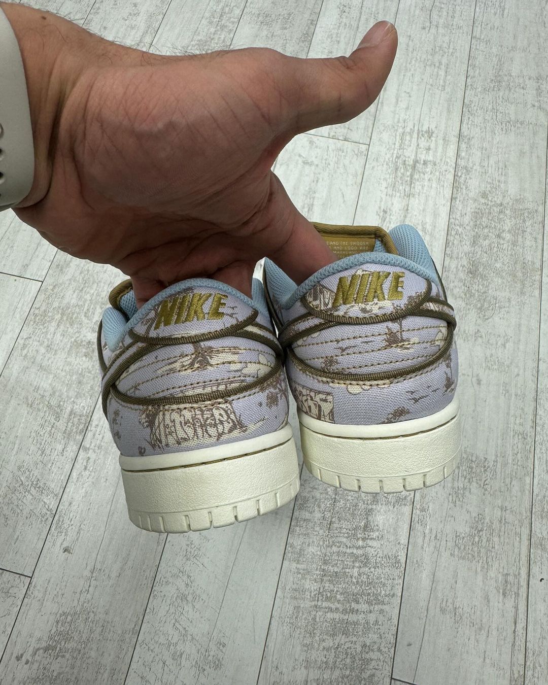 【2024年 5/17 発売】NIKE SB DUNK LOW PRO PREMIUM “Football Grey/Coconut Milk” (ナイキ エスビー ダンク ロー プロ プレミアム “フットボールグレー/ココナッツミルク”) [FN5880-001]