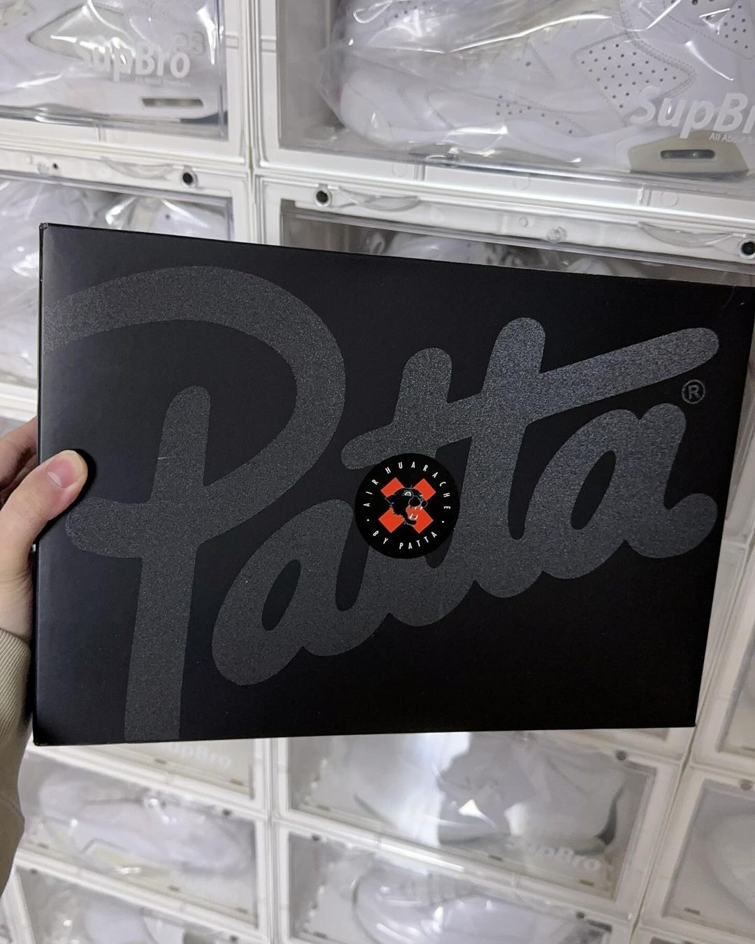 【2024年 5/2 発売】Patta × NIKE AIR HUARACHE PLUS (パタ ナイキ エア ハラチ プラス) [FJ4201-001/FJ4201-100/FJ4201-300]