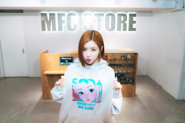 「MFC STORE」が「over print」と韓国出⾝の⼈気DJ「DJ SODA」とのトリプルコラボを2024年 1/2 発売 (エムエフシー ストア オーバープリント DJソダ)