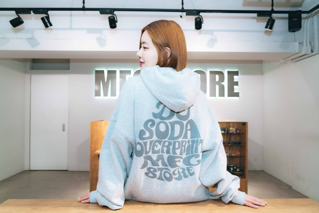 「MFC STORE」が「over print」と韓国出⾝の⼈気DJ「DJ SODA」とのトリプルコラボを2024年 1/2 発売 (エムエフシー ストア オーバープリント DJソダ)