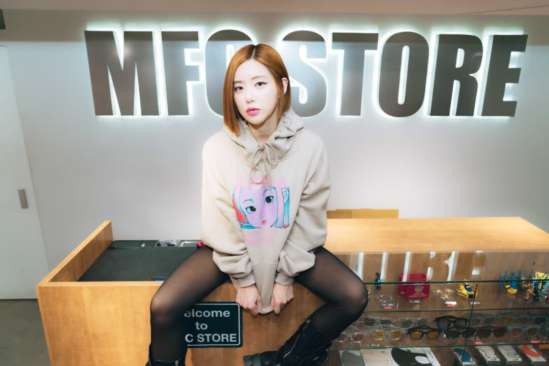 「MFC STORE」が「over print」と韓国出⾝の⼈気DJ「DJ SODA」とのトリプルコラボを2024年 1/2 発売 (エムエフシー ストア オーバープリント DJソダ)