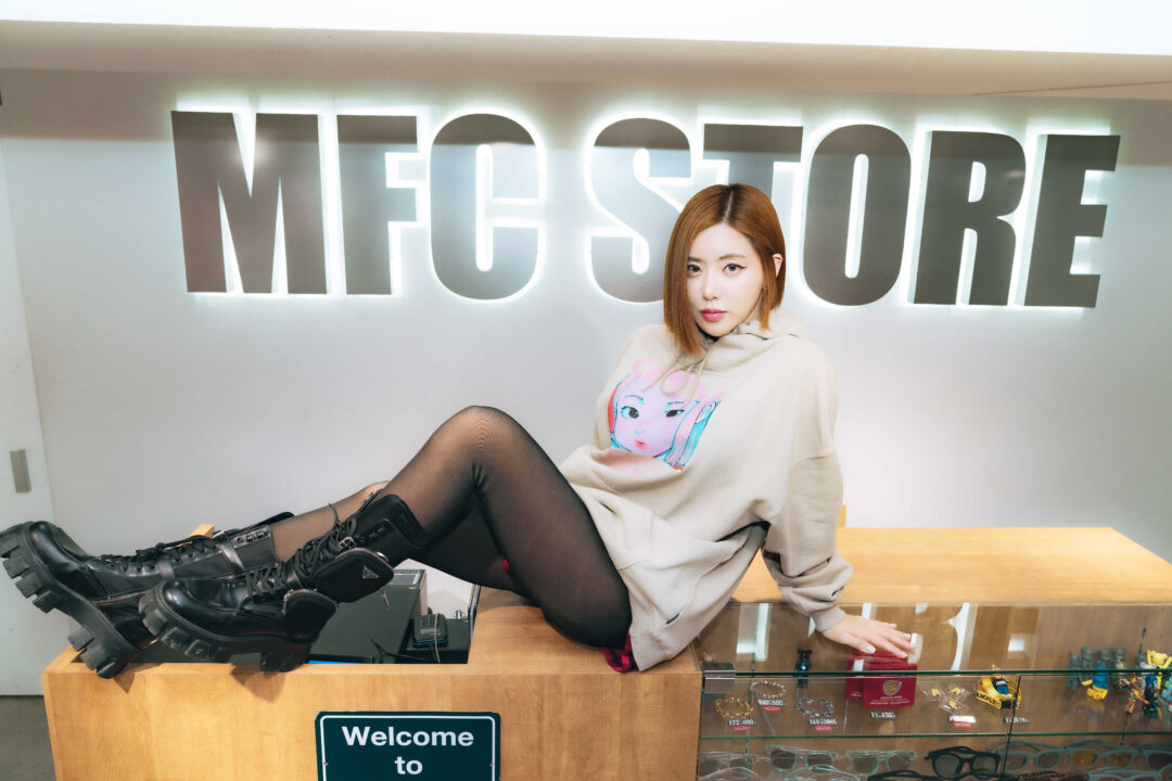 「MFC STORE」が「over print」と韓国出⾝の⼈気DJ「DJ SODA」とのトリプルコラボを2024年 1/2 発売 (エムエフシー ストア オーバープリント DJソダ)