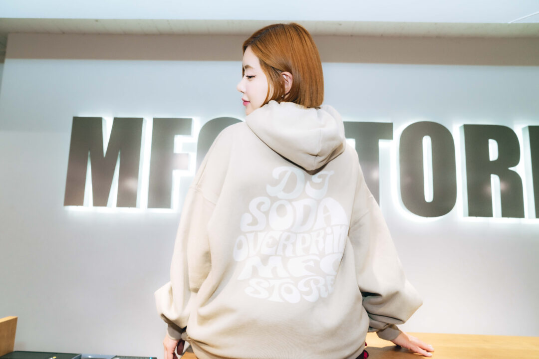 「MFC STORE」が「over print」と韓国出⾝の⼈気DJ「DJ SODA」とのトリプルコラボを2024年 1/2 発売 (エムエフシー ストア オーバープリント DJソダ)