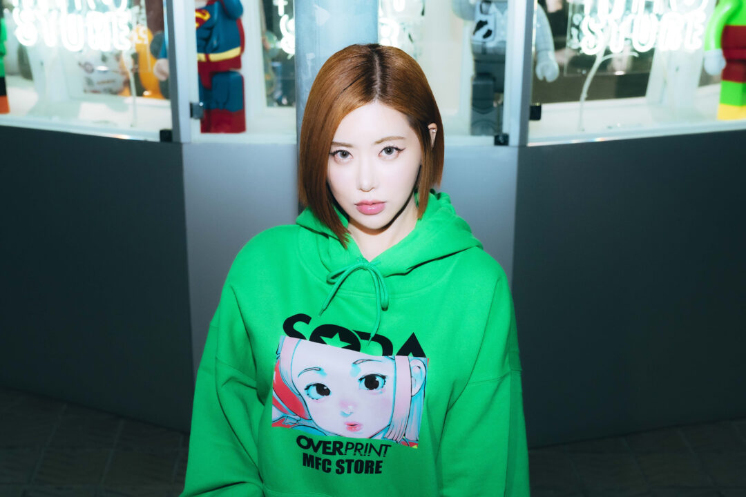 「MFC STORE」が「over print」と韓国出⾝の⼈気DJ「DJ SODA」とのトリプルコラボを2024年 1/2 発売 (エムエフシー ストア オーバープリント DJソダ)