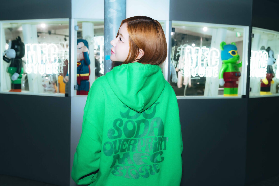 「MFC STORE」が「over print」と韓国出⾝の⼈気DJ「DJ SODA」とのトリプルコラボを2024年 1/2 発売 (エムエフシー ストア オーバープリント DJソダ)