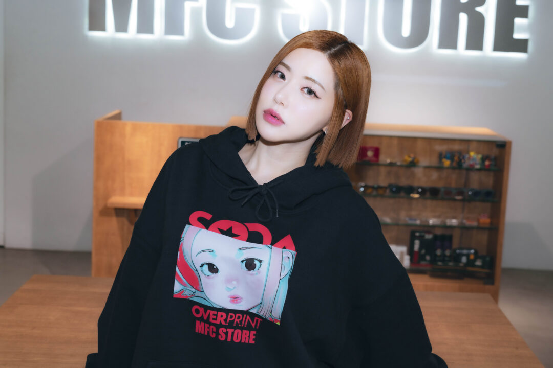 「MFC STORE」が「over print」と韓国出⾝の⼈気DJ「DJ SODA」とのトリプルコラボを2024年 1/2 発売 (エムエフシー ストア オーバープリント DJソダ)