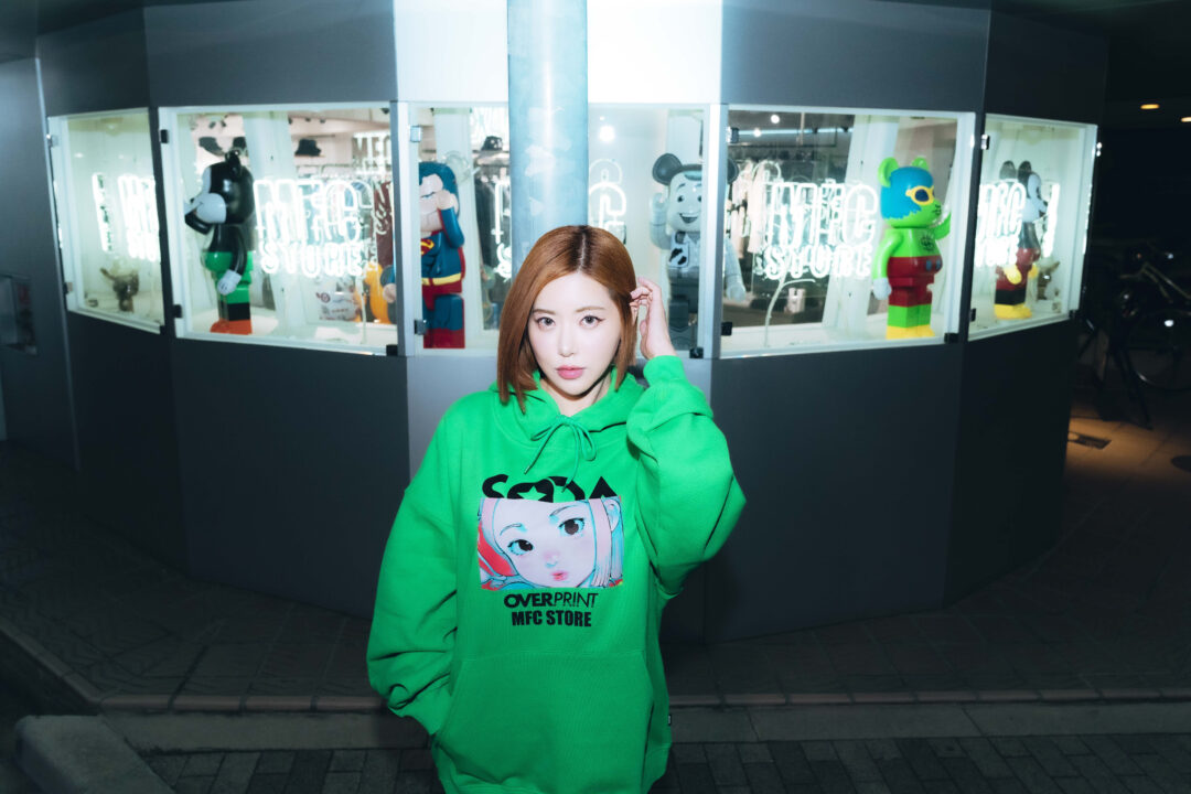 「MFC STORE」が「over print」と韓国出⾝の⼈気DJ「DJ SODA」とのトリプルコラボを2024年 1/2 発売 (エムエフシー ストア オーバープリント DJソダ)