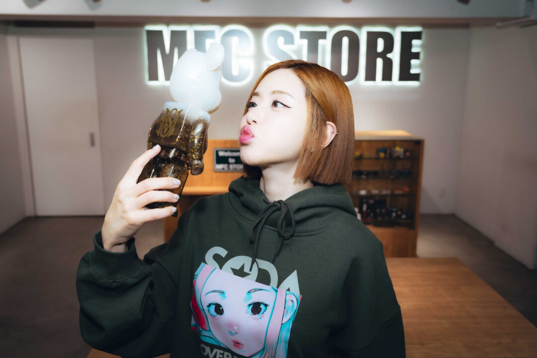 「MFC STORE」が「over print」と韓国出⾝の⼈気DJ「DJ SODA」とのトリプルコラボを2024年 1/2 発売 (エムエフシー ストア オーバープリント DJソダ)