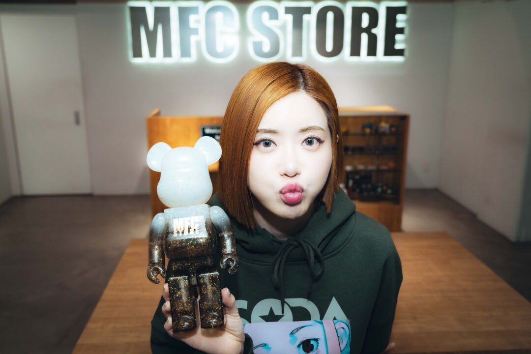 「MFC STORE」が「over print」と韓国出⾝の⼈気DJ「DJ SODA」とのトリプルコラボを2024年 1/2 発売 (エムエフシー ストア オーバープリント DJソダ)