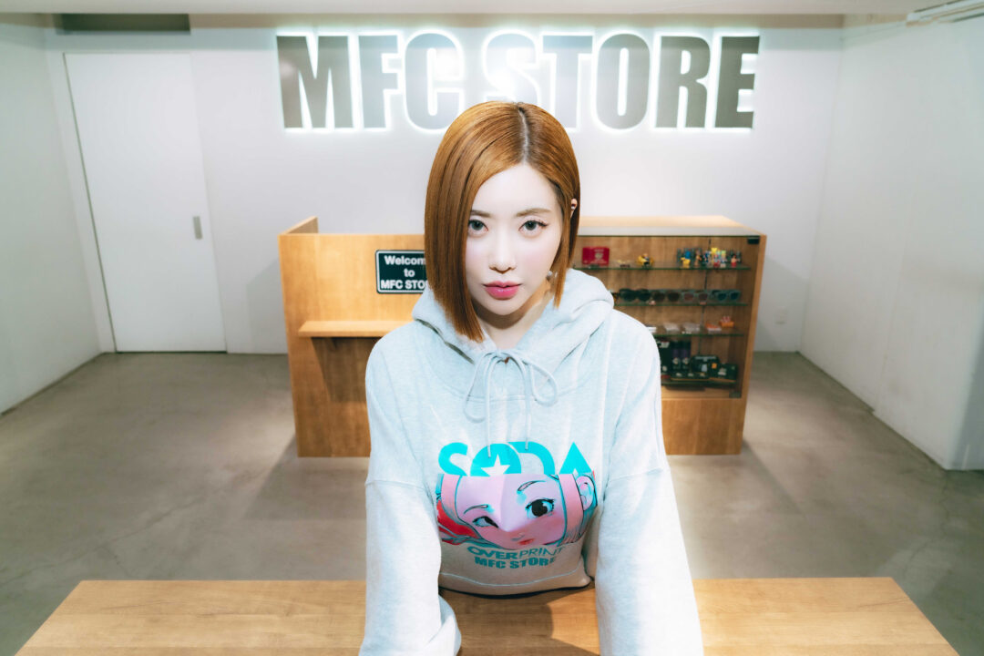 「MFC STORE」が「over print」と韓国出⾝の⼈気DJ「DJ SODA」とのトリプルコラボを2024年 1/2 発売 (エムエフシー ストア オーバープリント DJソダ)