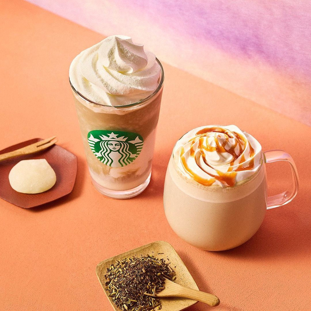 【スタバ 2024年】ほうじ茶もちっとミルクフラペチーノ & 新年を彩るグッズが12/26 から発売 (スターバックス STARBUCKS)