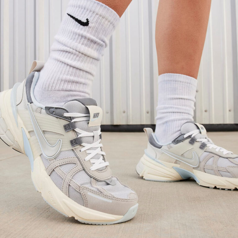 国内 12/8 発売】NIKE WMNS V2K RUN “Light Bone/Light Iron Ore