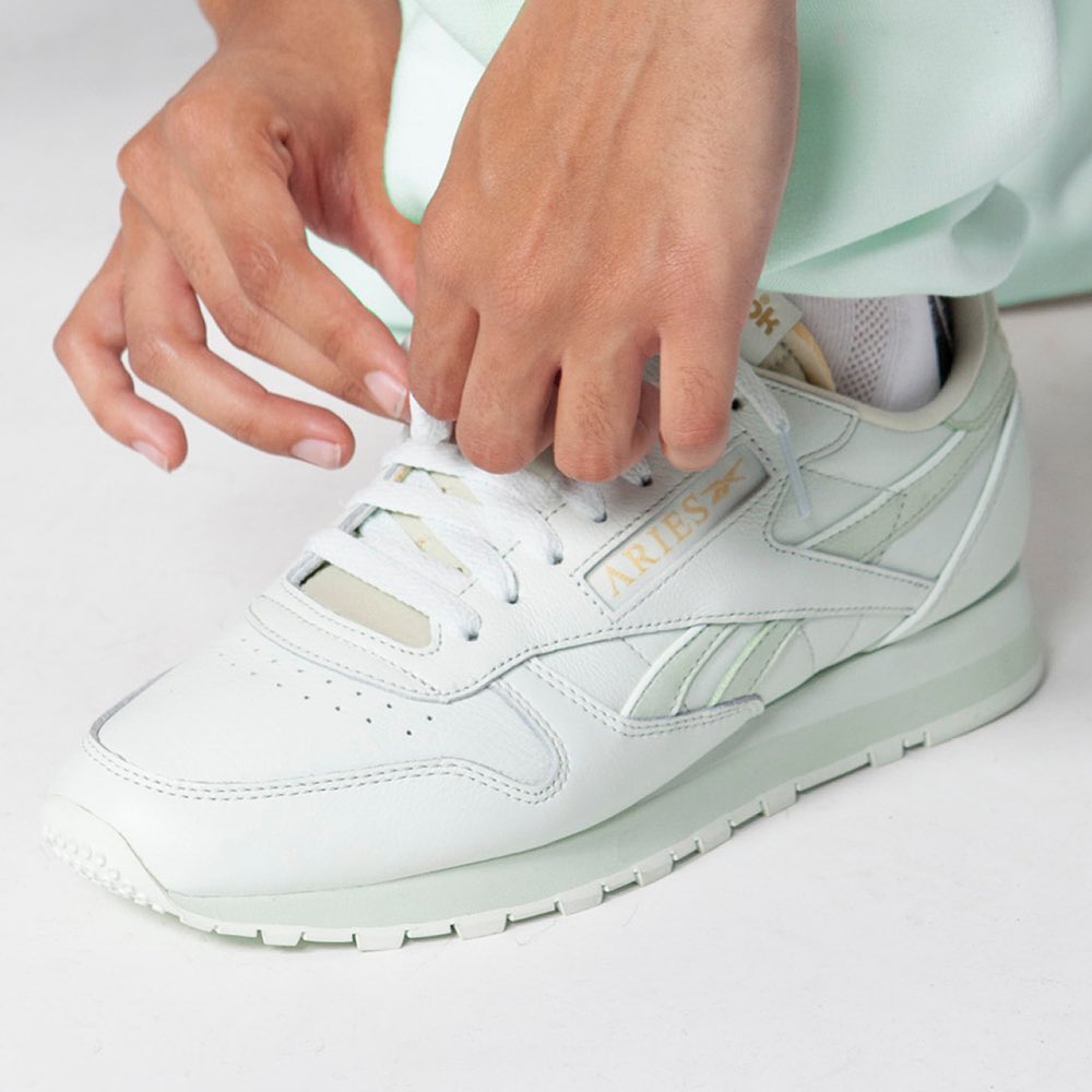 【国内 1/24 発売】Aries × REEBOK CLASSIC LEATHER “OPAL GLOW” (アリーズ リーボック クラシックレザー “オパールグロー”) [100201988]