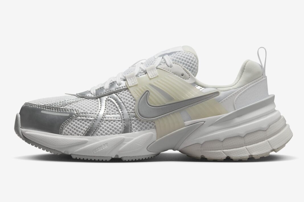 【2024年 3/18 発売予定】NIKE WMNS V2K RUN “Metallic Silver/White” (ナイキ ウィメンズ ヴィツーケー “メタリックシルバー/ホワイト”) [FD0736-104]