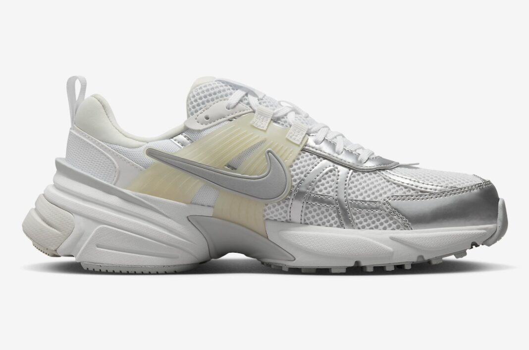 【2024年 3/18 発売予定】NIKE WMNS V2K RUN “Metallic Silver/White” (ナイキ ウィメンズ ヴィツーケー “メタリックシルバー/ホワイト”) [FD0736-104]