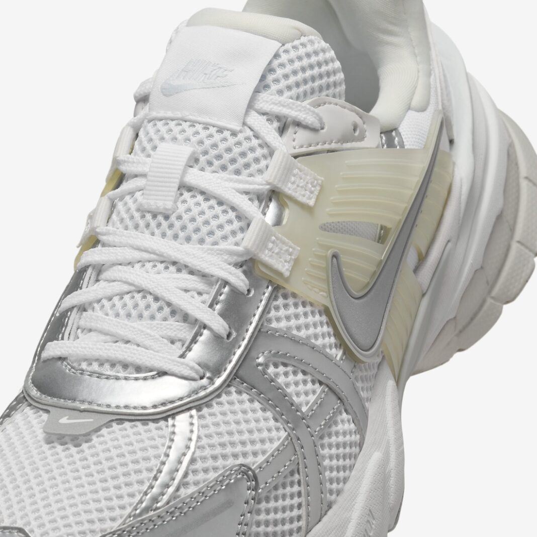 【2024年 3/18 発売予定】NIKE WMNS V2K RUN “Metallic Silver/White” (ナイキ ウィメンズ ヴィツーケー “メタリックシルバー/ホワイト”) [FD0736-104]