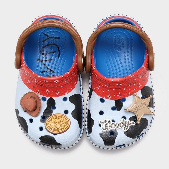 ウッディ&バズ・ライトイヤー × クロックス クラシッククロッグが2024年 2/22 発売 (Crocs Classic Clog Toy Story Woody/Buzz Lightyear)