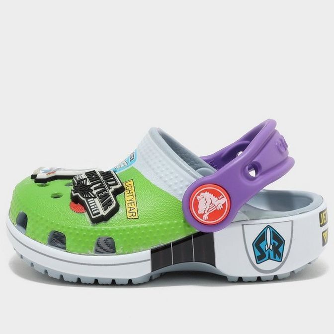 ウッディ&バズ・ライトイヤー × クロックス クラシッククロッグが2024年 2/22 発売 (Crocs Classic Clog Toy Story Woody/Buzz Lightyear)