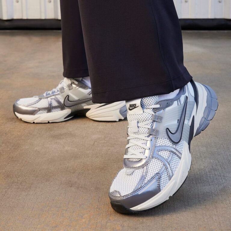 NIKE WMNS V2K RUN “Pure Platinum/Wolf Grey” (ナイキ