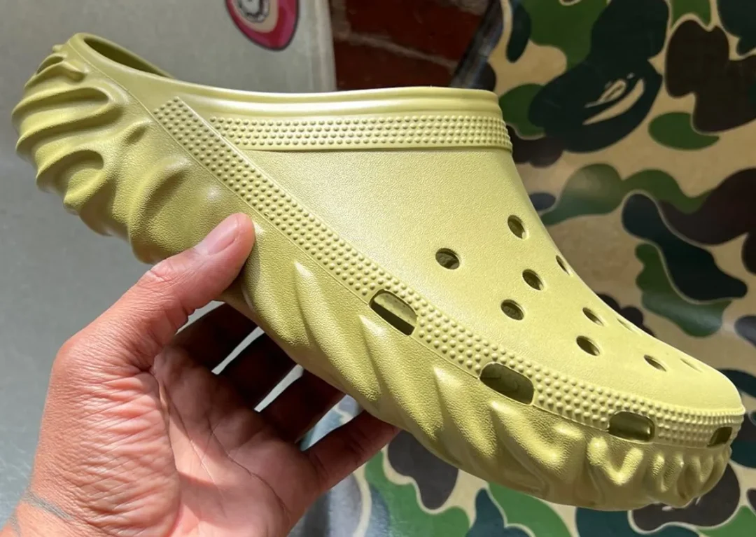 【2024年 3/15 発売】Salehe Bembury × Crocs Pollex Slide “Green” (サレヘ・ベンバリー クロックス)