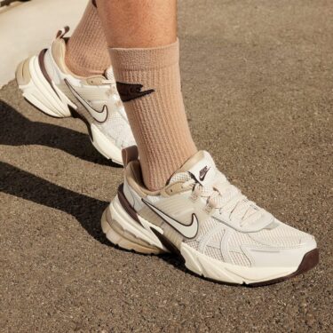 【2024年 2/12 発売】NIKE WMNS V2K RUN “Light Orewood Brown/Khaki” (ナイキ ウィメンズ ヴィツーケー “ライトオールウッドブラウン/カーキ”) [FD0736-103]