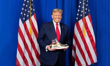 フィラデルフィアのSneaker Conに元米首相「ドナルド・トランプ」が訪問！スニーカーのオークションも開催 (スニーカーコン Donald J. Trum Never Surrender High Top)