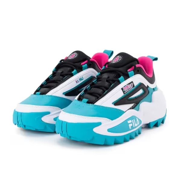 「FILA × 初音ミク」コラボレーションプロジェクト第2弾！HATSUNE MIKU EXPO 10周年記念MV着用モデル“FILA × HATSUNE MIKU Twister”が2024年7月上旬 発売 (フィラ)